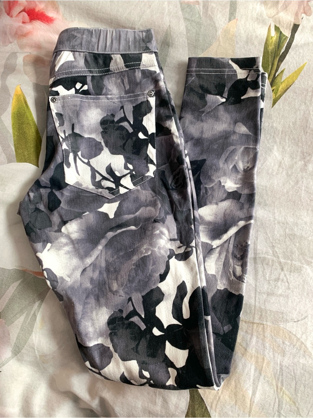 HUE Floral Jean-Look Leggings - Black, Gray and White